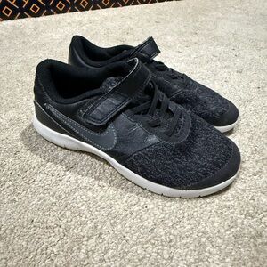 Nike Kids Black and White Sneakers sz1